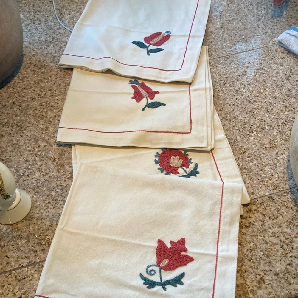 Williams Sonoma Napkins Set/4 100% Cotton NWOT Floral Embroidered Big Ecru/Coral